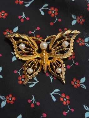 Vintage Gold pearl butterfly brooch pin